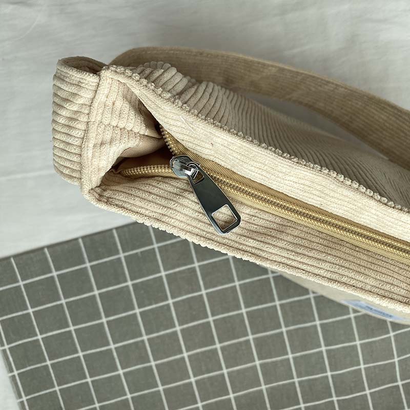 Axelväska i canvas med kottmönster – Avslappnad och elegant stil