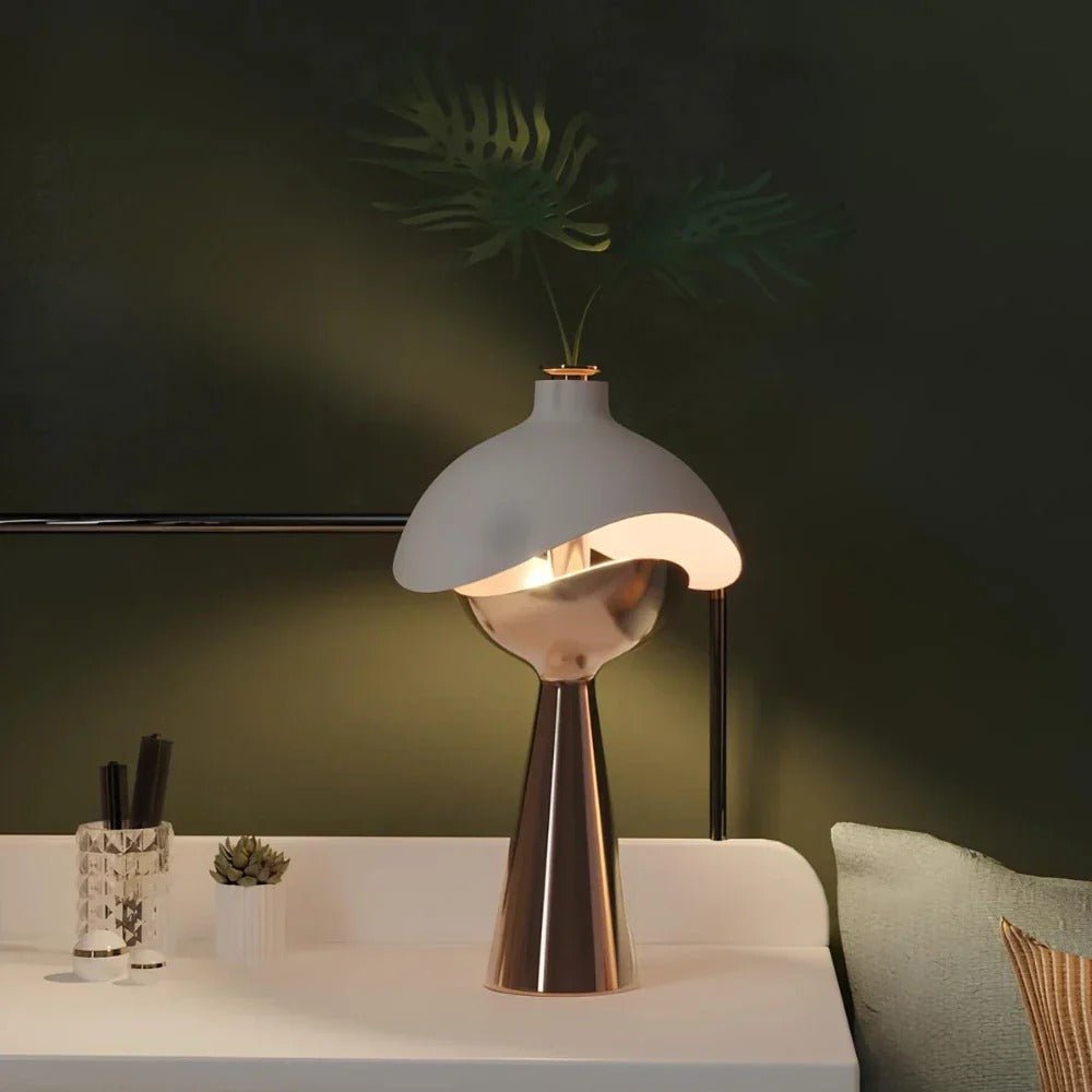 Skulpturerad Bordslampa – Elegans Och Originalitet