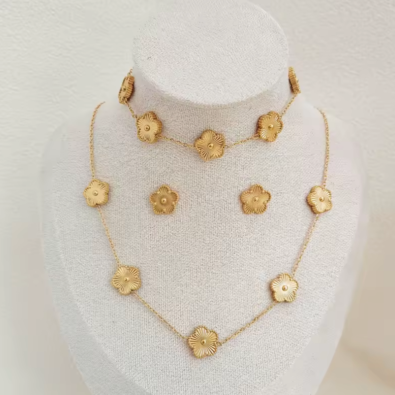 مجموعة مجوهرات – أناقة ذهبية من الفولاذ المقاوم للصدأ