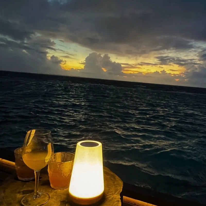 Μοντέρνα Κομοδίνο Λάμπα – Κομψός Και Λειτουργικός Σχεδιασμός