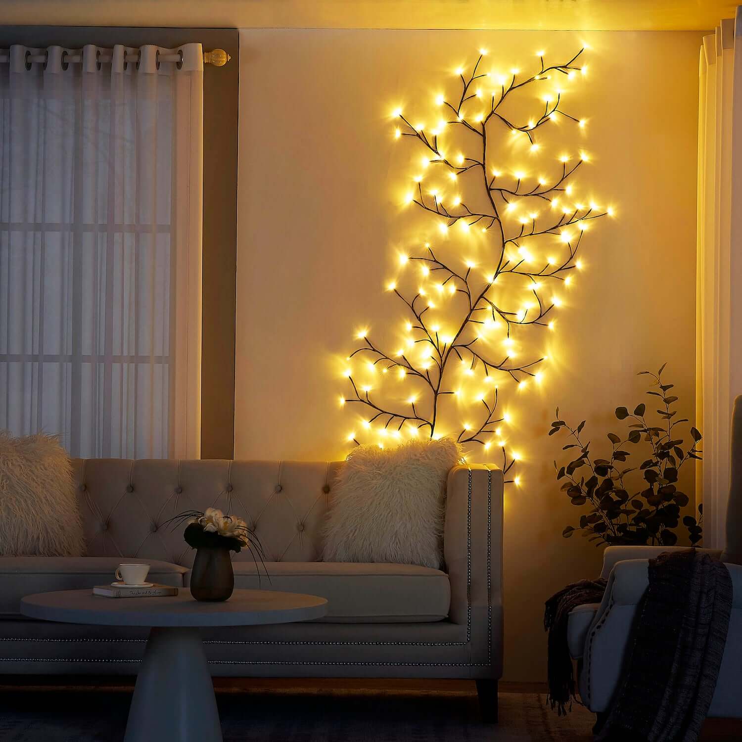 Ghirlandă de perete în formă de ramură — iluminare caldă și naturală