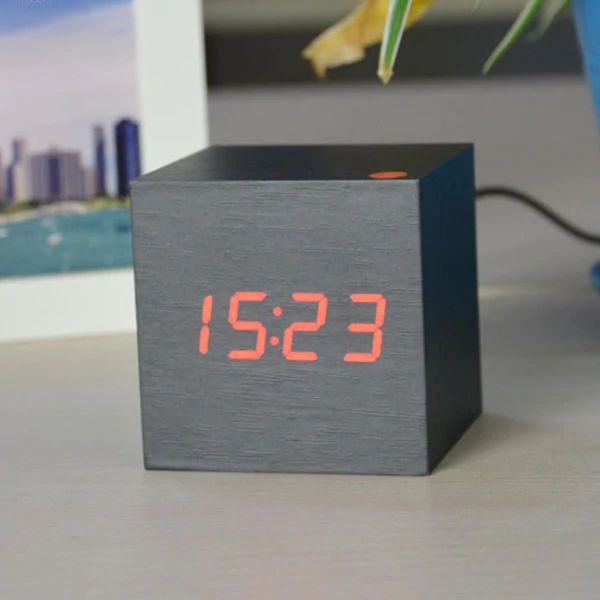 Horloge Numérique Cube – Design Minimaliste Et Affichage LED
