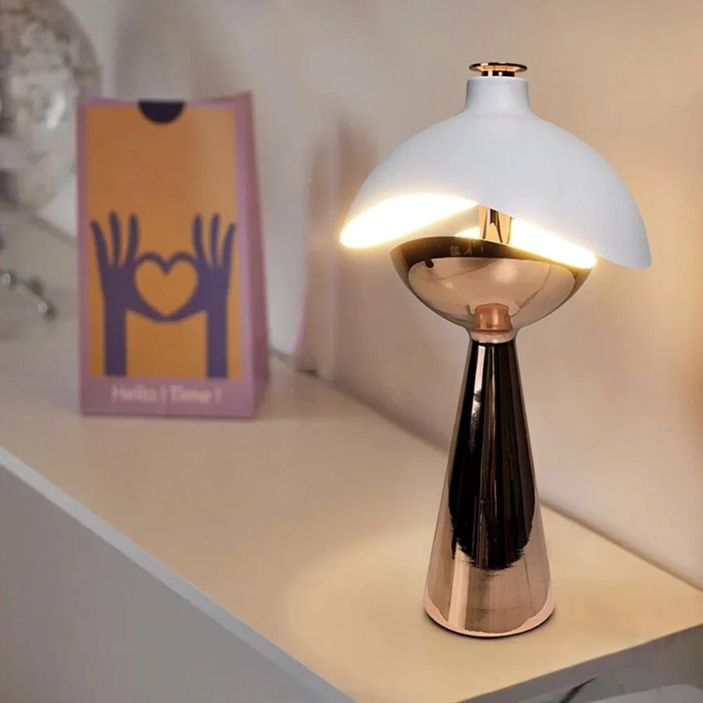 Skulpturerad Bordslampa – Elegans Och Originalitet