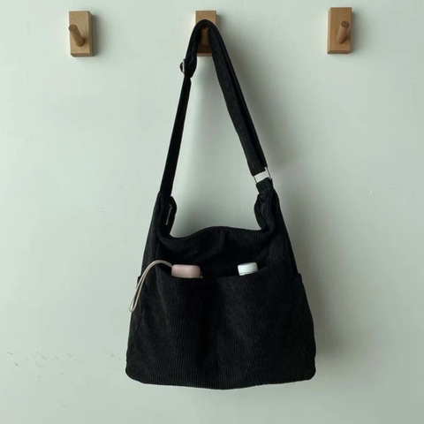 Axelväska i canvas med kottmönster – Avslappnad och elegant stil