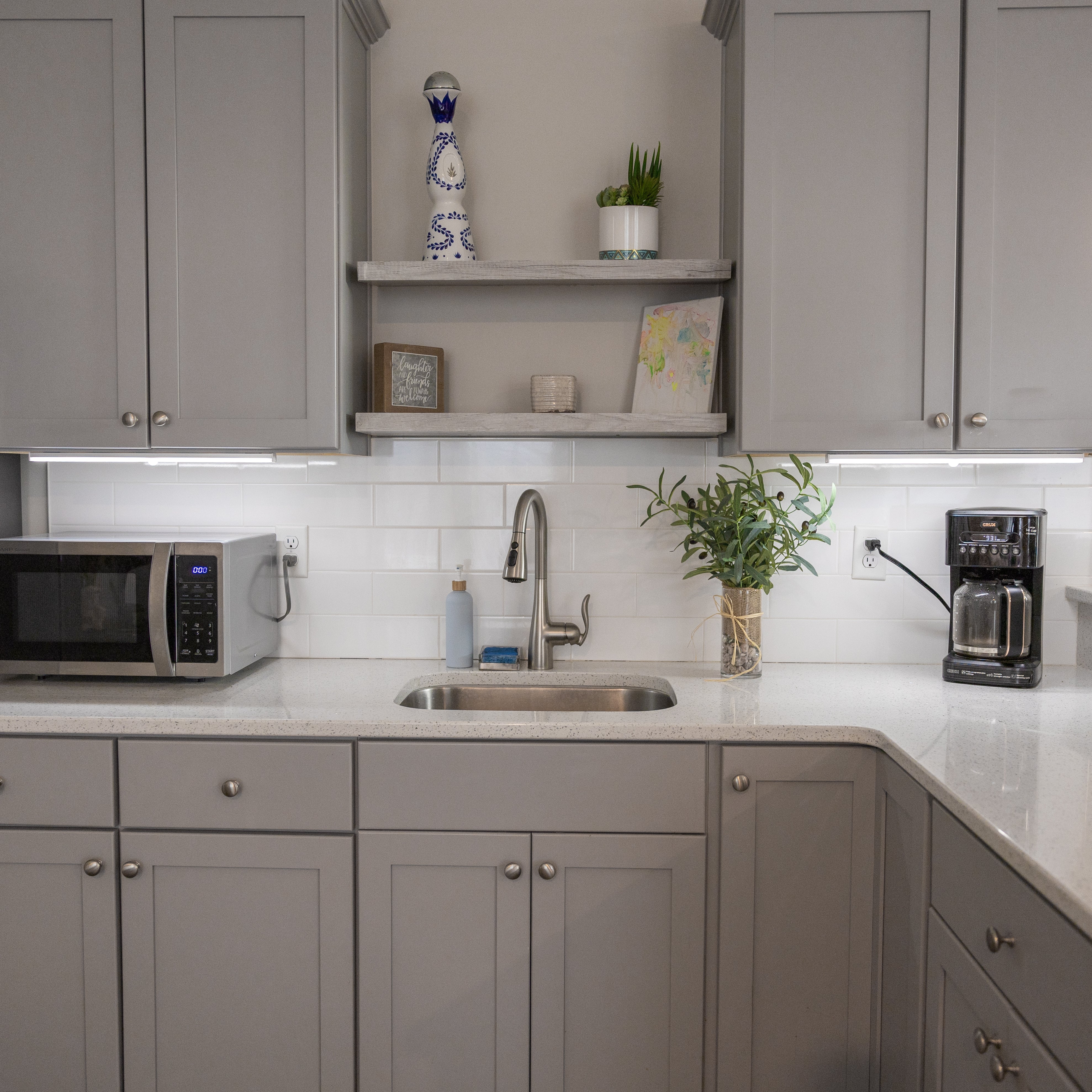 בר LED מתחת לרהיט – תאורה אלחוטית והתקנה קלה