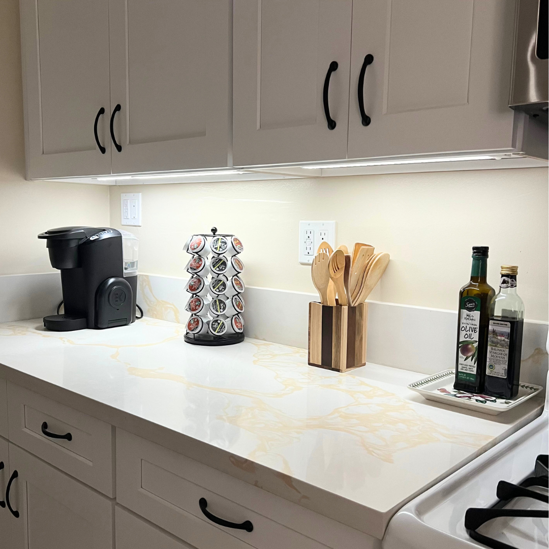 בר LED מתחת לרהיט – תאורה אלחוטית והתקנה קלה