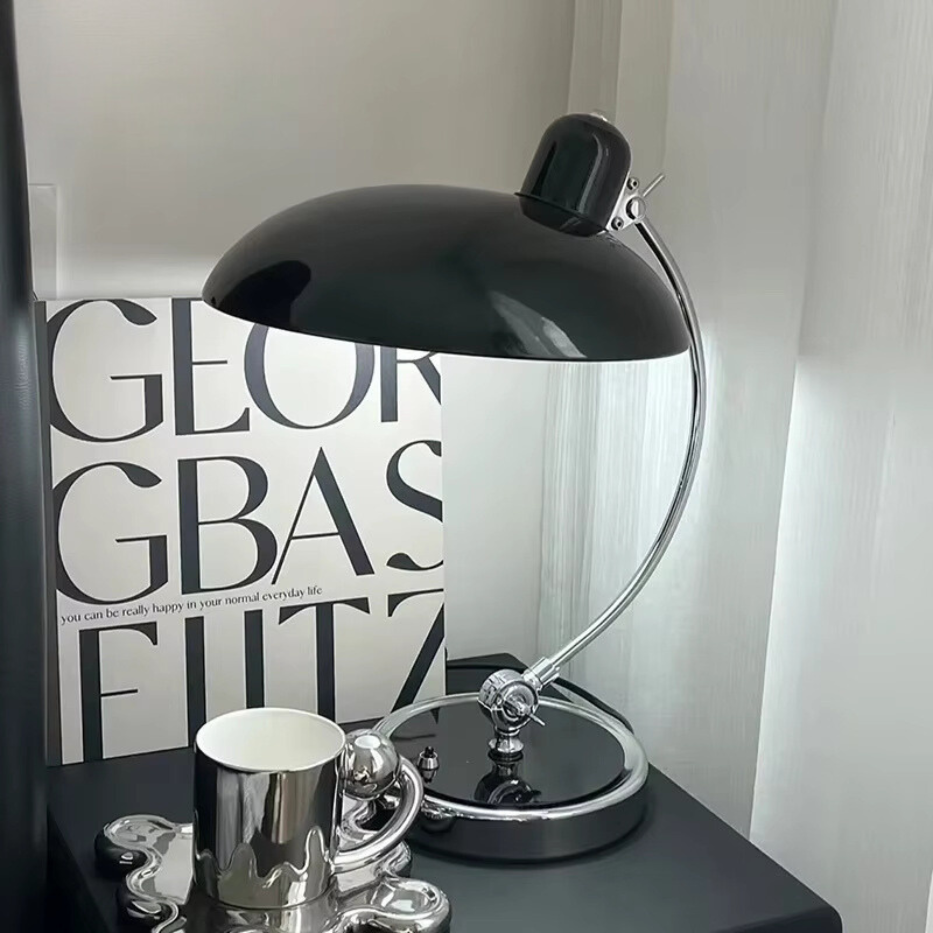 Moderne Skrivebordslampe – Elegant Design Og Solid Struktur