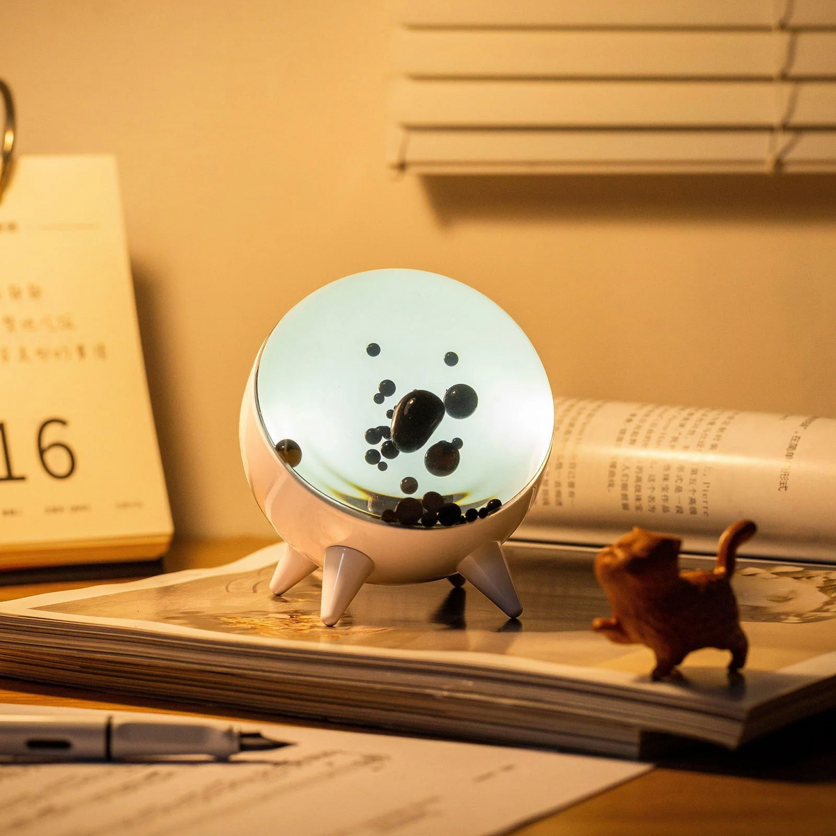 Lampe décorative diffusant une lumière chaude dans un intérieur