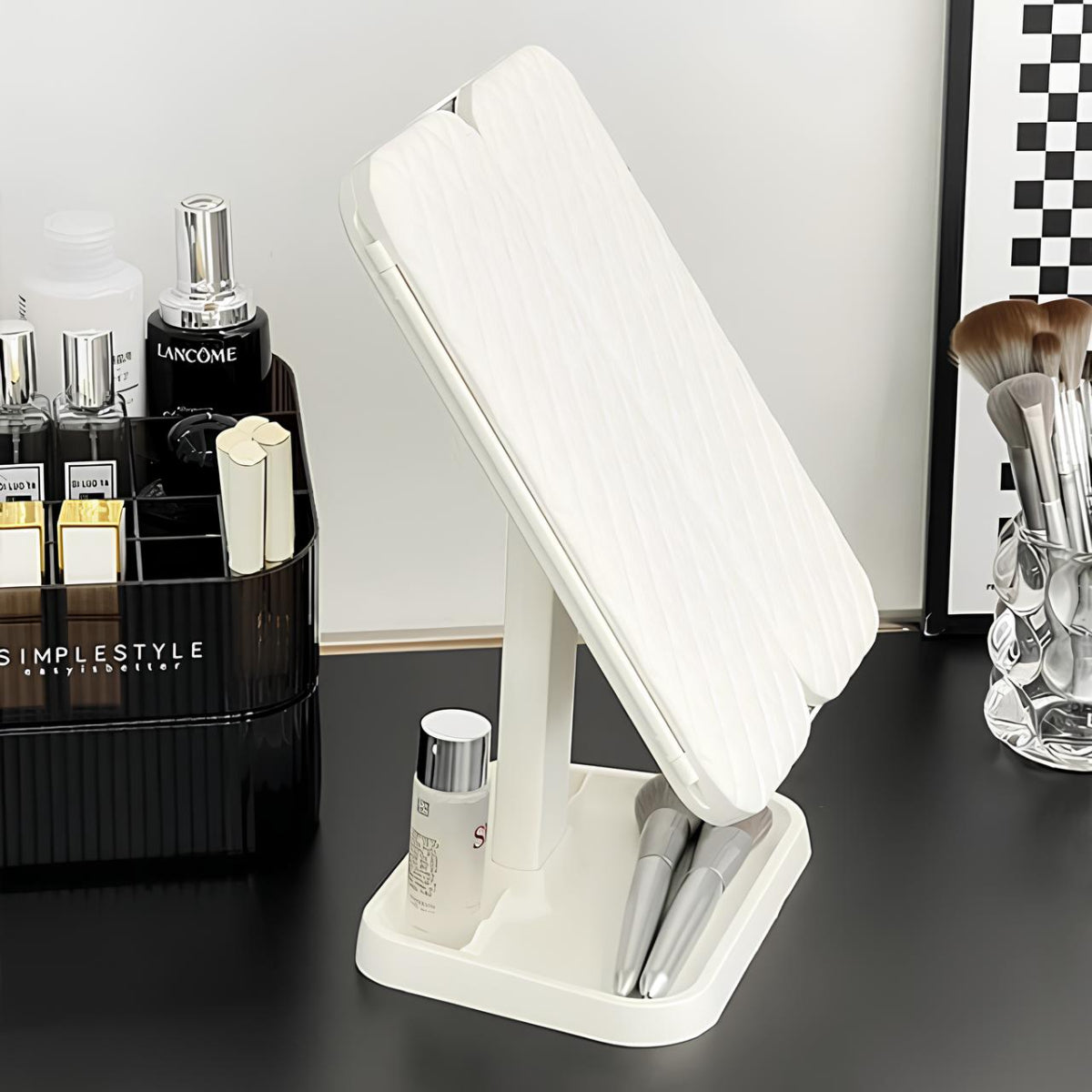 Intelligenter Spiegel — LED-Beleuchtung und modernes Display 