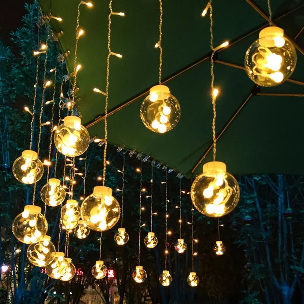 Rideau Lumineux À Boules Suspendues — Ambiance Chaleureuse Et Féérique