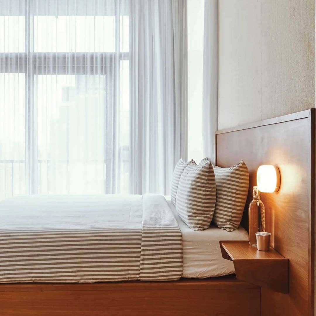 مصباح حائط أنيق - تصميم ناعم وأجواء دافئة 