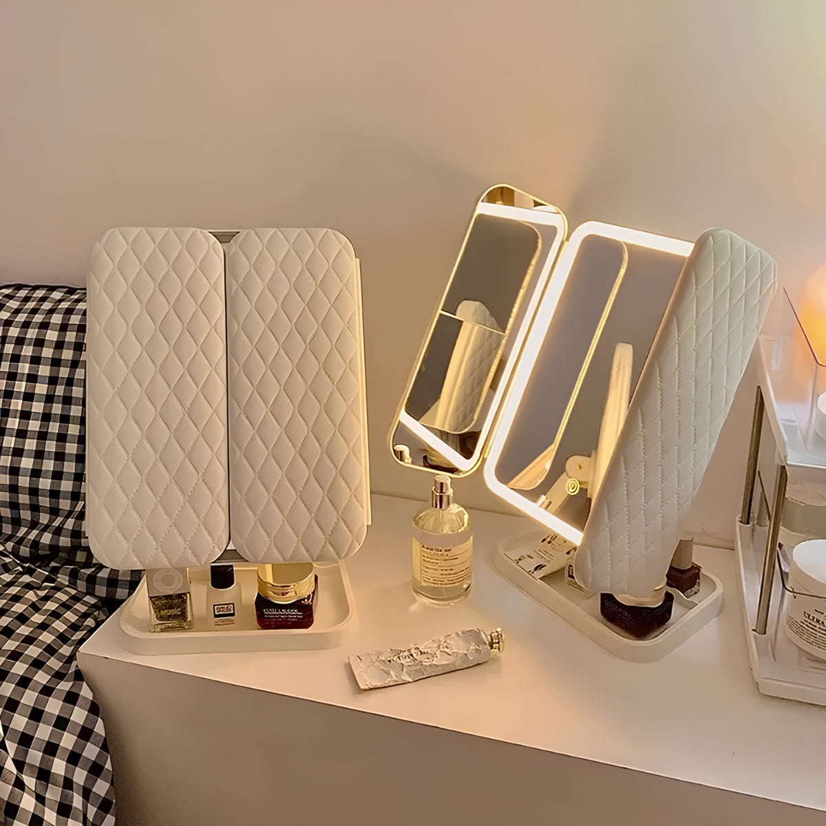 Intelligenter Spiegel — LED-Beleuchtung und modernes Display 