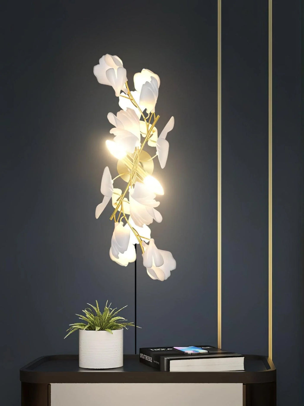 Candeeiro de parede floral - elegância dourada e luz suave