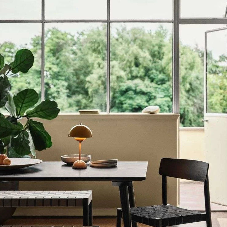 Lâmpada de Mesa Portátil – Design Moderno e Iluminação Nômade 