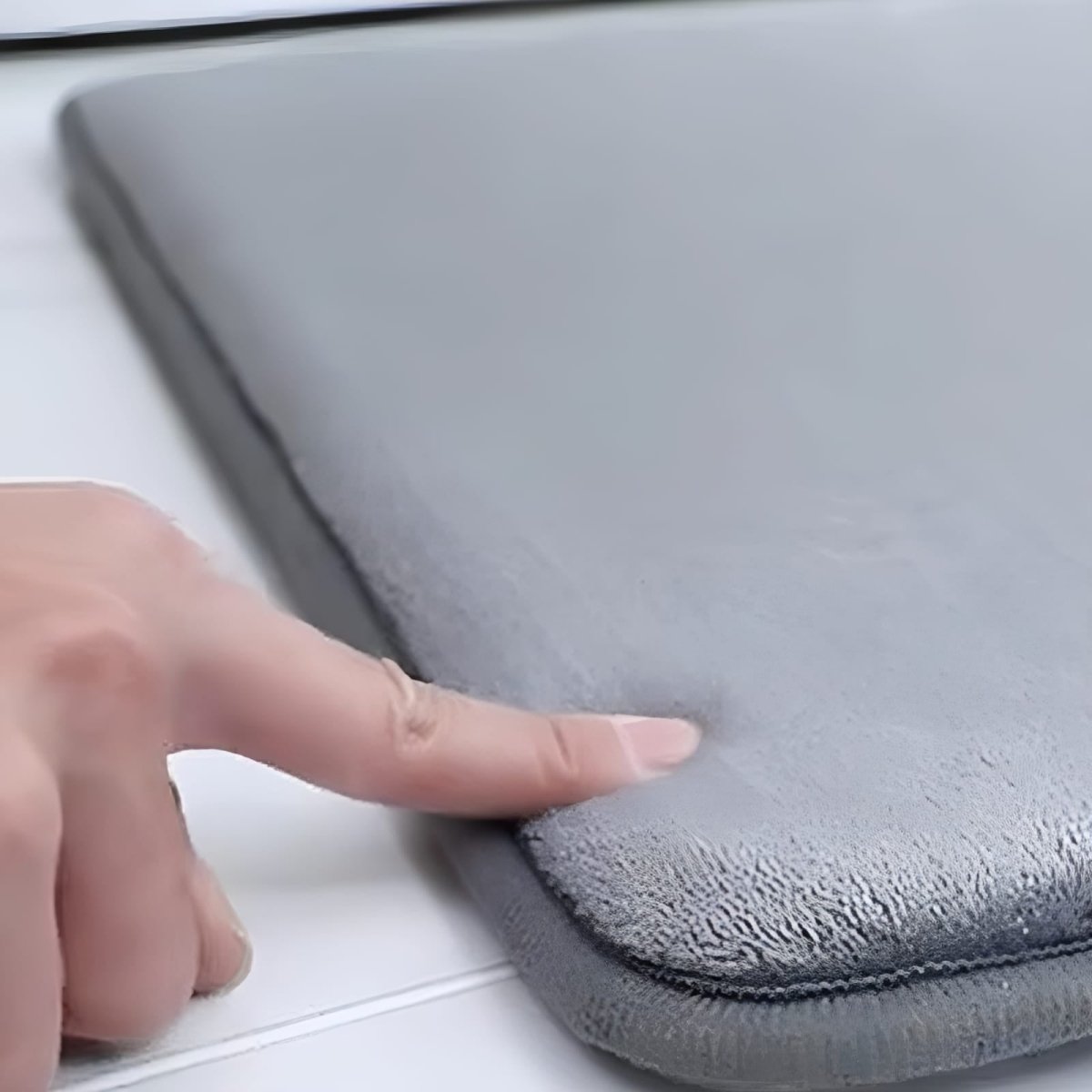 Υπερ-απορροφητικό αντιολισθηρό χαλάκι μπάνιου – Άνεση και καθημερινή ασφάλεια 