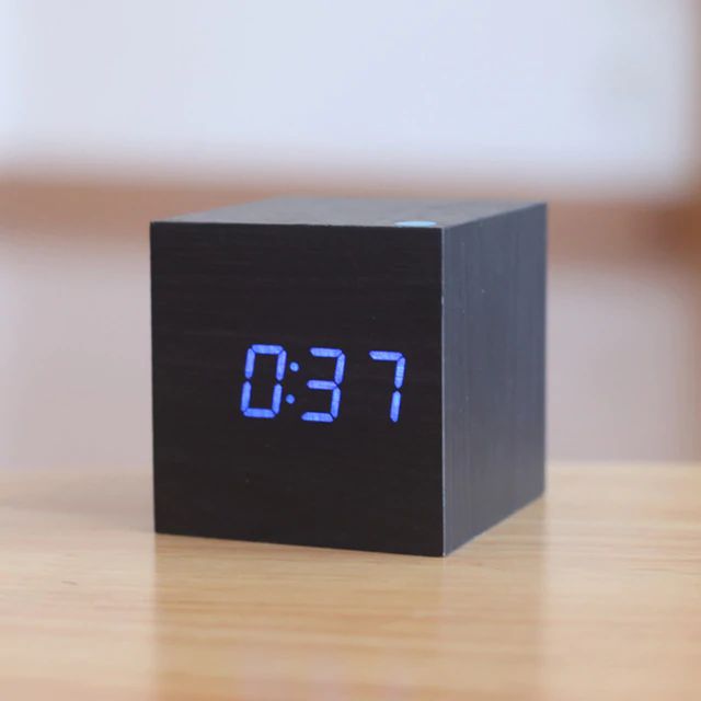 Horloge Numérique Cube – Design Minimaliste Et Affichage LED