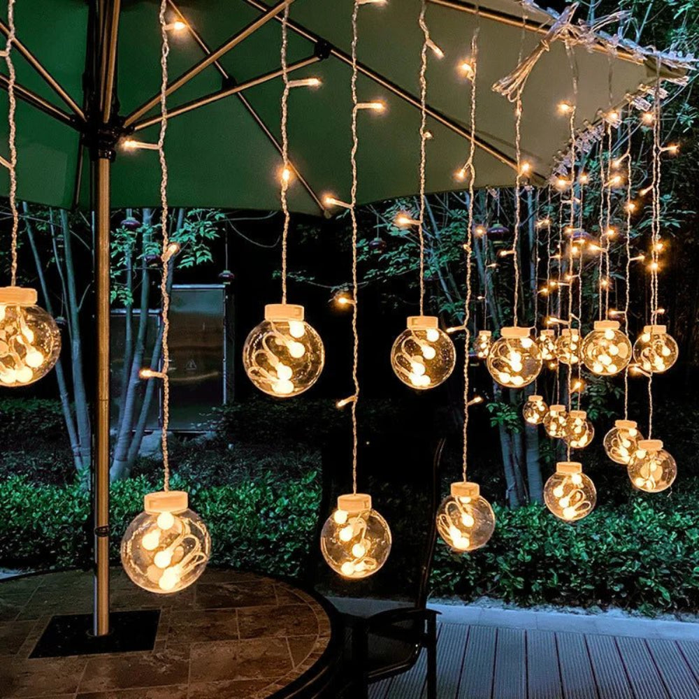 Rideau Lumineux À Boules Suspendues — Ambiance Chaleureuse Et Féérique