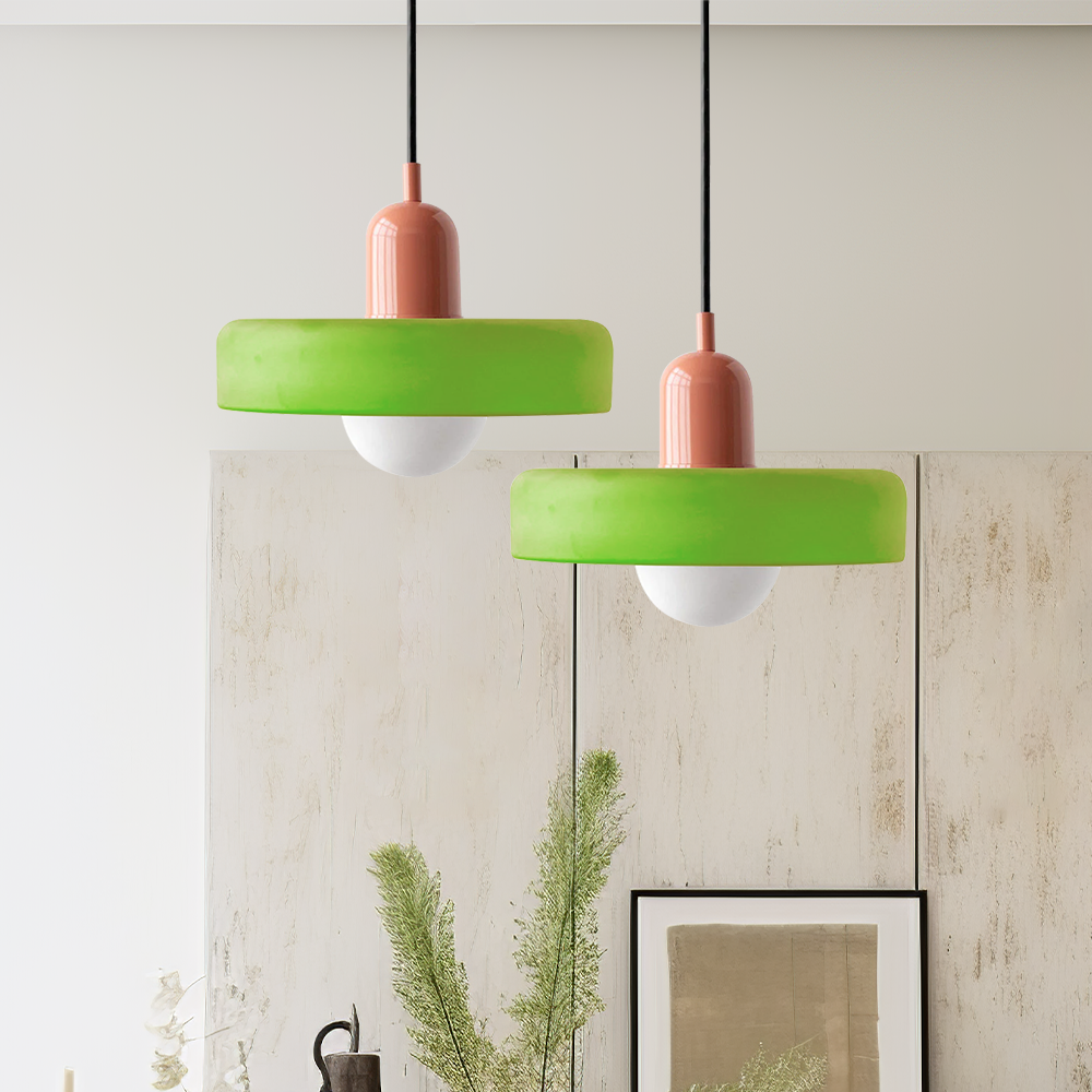 Lampa dekoracyjna wisząca – żywe kolory i bohemski duch 