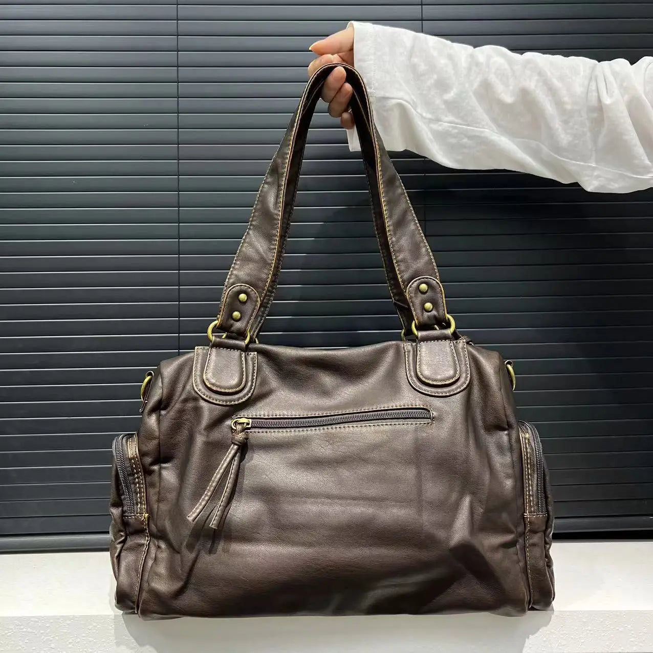 קלרה | תיק יד רטרו עם רצועת כתף – אלגנטיות נצחית וסגנון וינטג' 