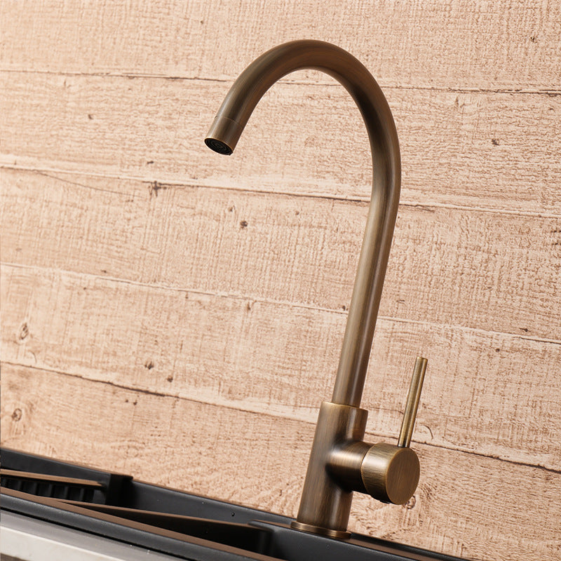 エレガントなキッチン蛇口 - アンティークブロンズと洗練されたデザイン 